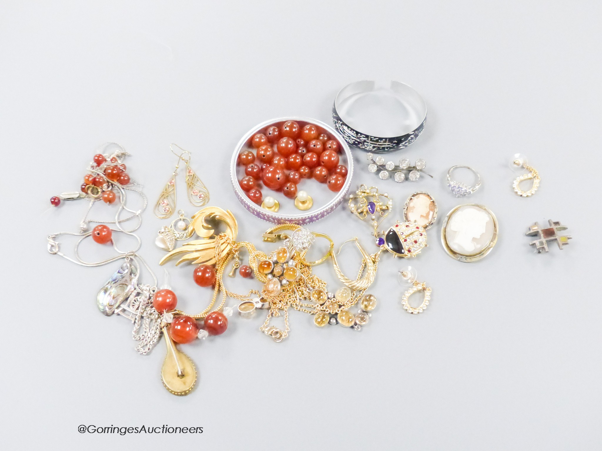 A group of mixed jewellery including yellow metal pendant, a micro mosaic banjo brooch, etc.